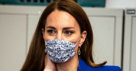 Kate Middleton w stylizacji inspirowanej KSIĘŻNĄ DIANĄ próbuje swoich sił w kuchni indyjskiej (ZDJĘCIA)