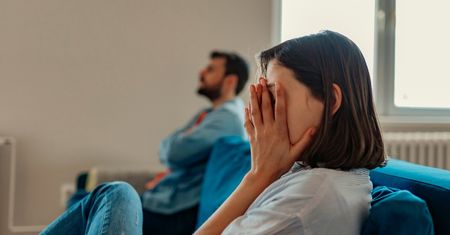 Rozstali się, ale mieszkają razem. Nie mogą zapraszać nowych partnerów