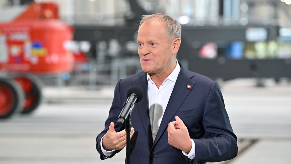 Gdańsk, 22.05.2025. Premier Donald Tusk podczas spotkania z mediami, po wizycie w zakładzie produkcyjnym morskich wież wiatrowych Baltic Towers, 22 bm. w Gdańsku. (mr) PAP/Andrzej Jackowski