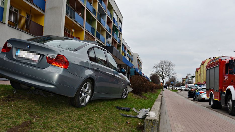 Pijany kierowca BMW omal nie potrącił kobiety z dzieckiem