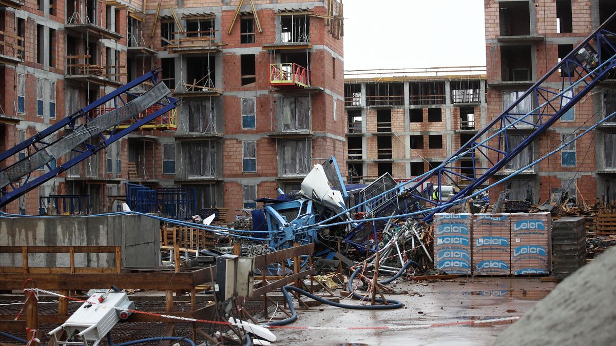 Kraków, 17.02.2022. Przewrócony żuraw na placu budowy przy ul. Domagały w Krakowie, 17 bm. Cztery osoby zostały poszkodowane, w tym dwie są w stanie ciężkim. Miasto zmaga się z bardzo silnym wiatrem. Synoptycy Instytutu Meteorologii i Gospodarki Wodnej ostrzegają, że mogą pojawić się również burze. (aldg) PAP/Łukasz Gągulski***Zdjęcie do depeszy PAP pt. Kraków/ Na placu budowy z powodu silnego wiatru przewrócił się żuraw, są poszkodowani***