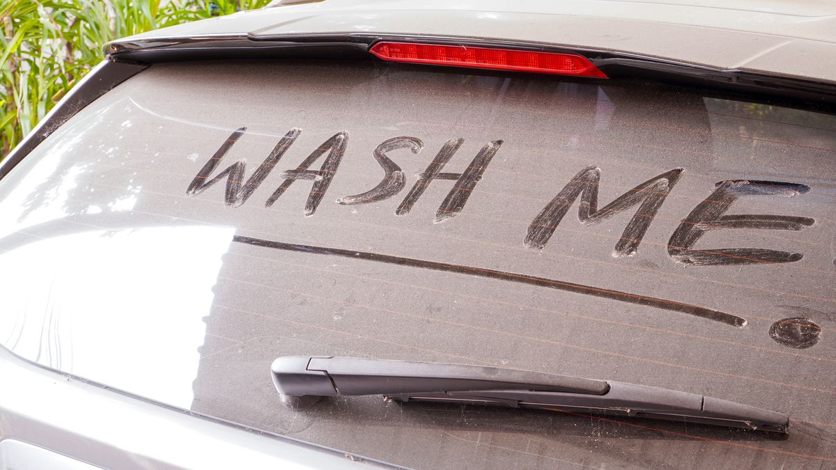 Masz żółty nalot na aucie? Ekspert wyjaśnia, skąd się bierze