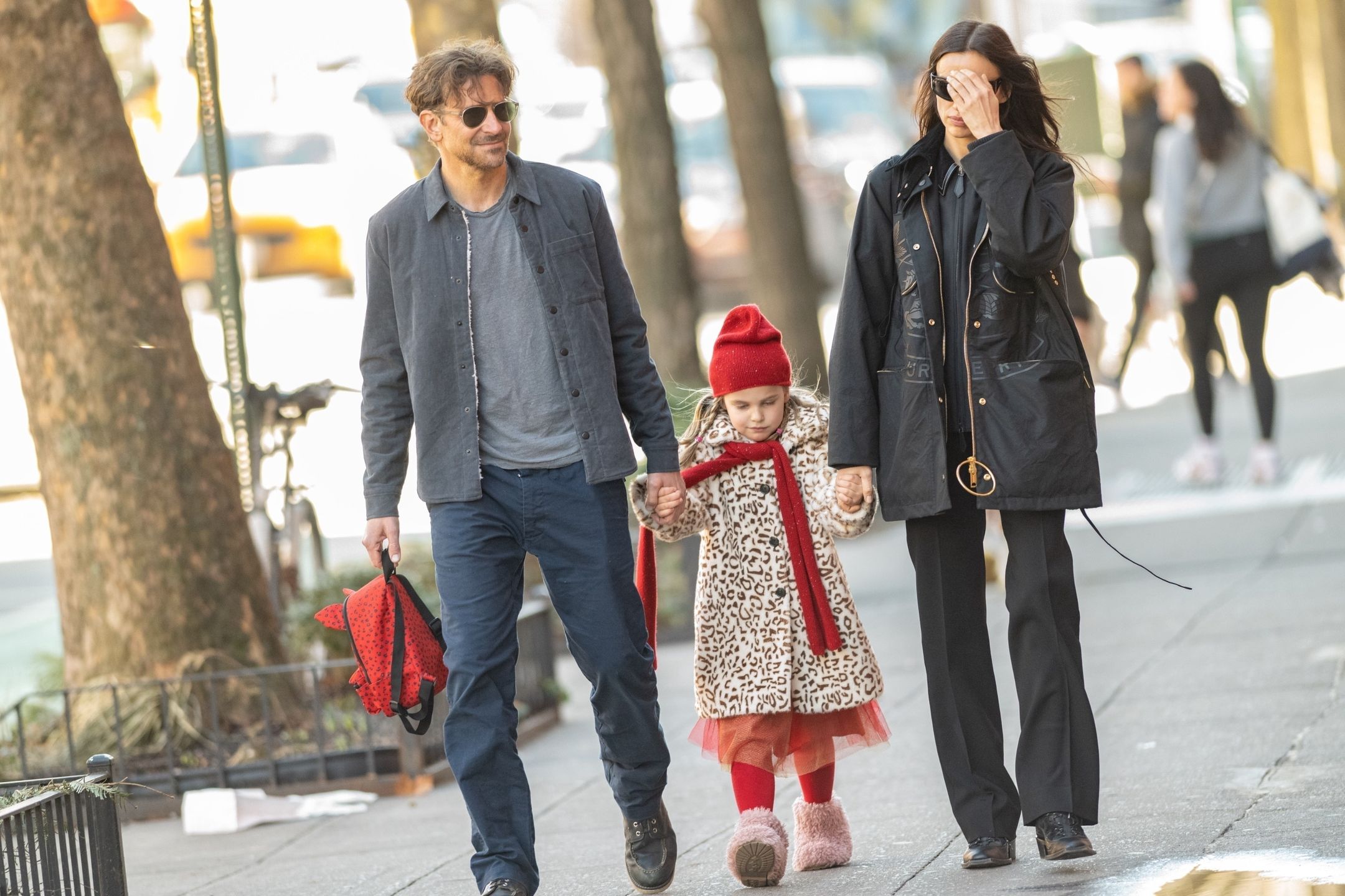 Irina Shayk i Bradley Cooper "przyłapani" na kolejnym rodzinnym spacerze