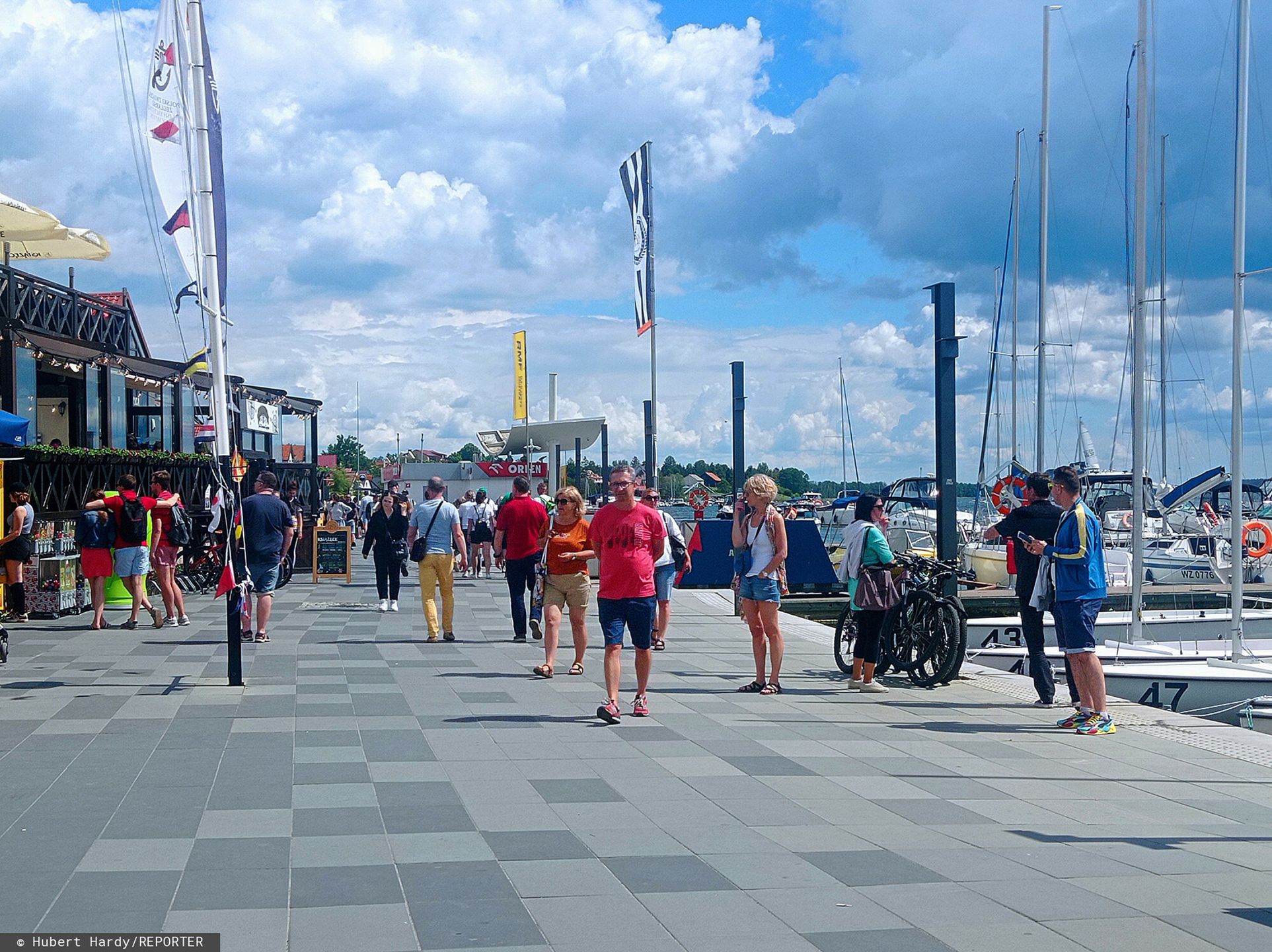 Mikołajki. Turyści na pasażu nad jeziorem mikołajskim