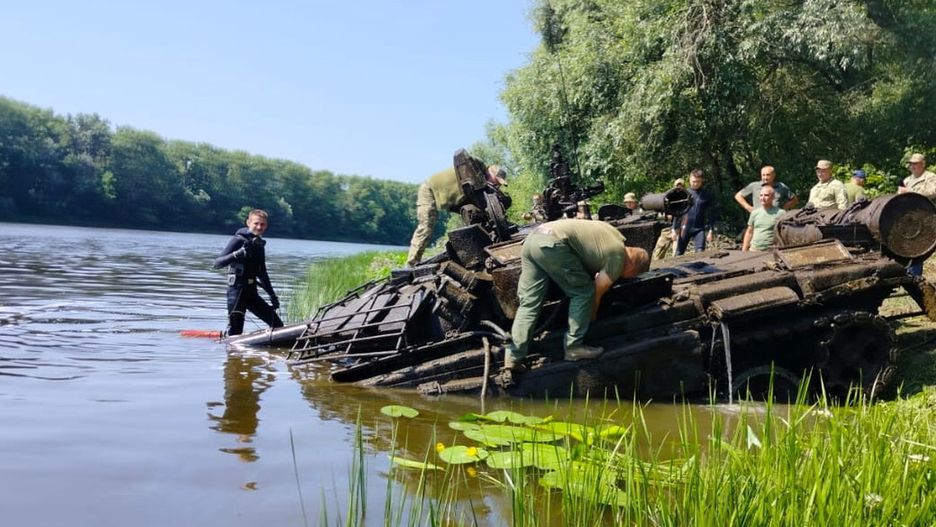 Rosyjski czołg wydobywany z rzeki przez Ukraińców.