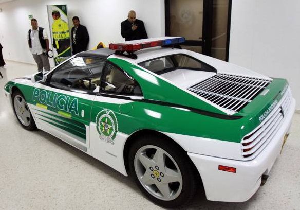 Ferrari 348 handlarza narkotyków policyjnym radiowozem