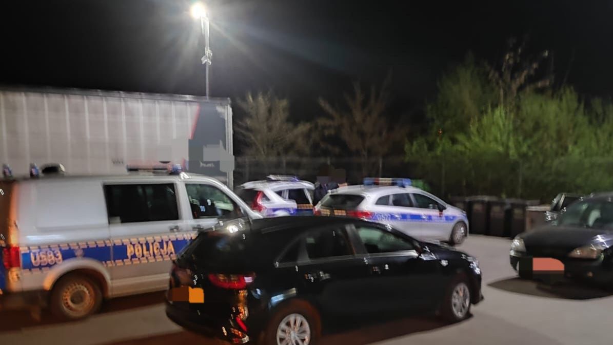 Złodzieje przenosili paczki z TIR-a do samochodu osobowego