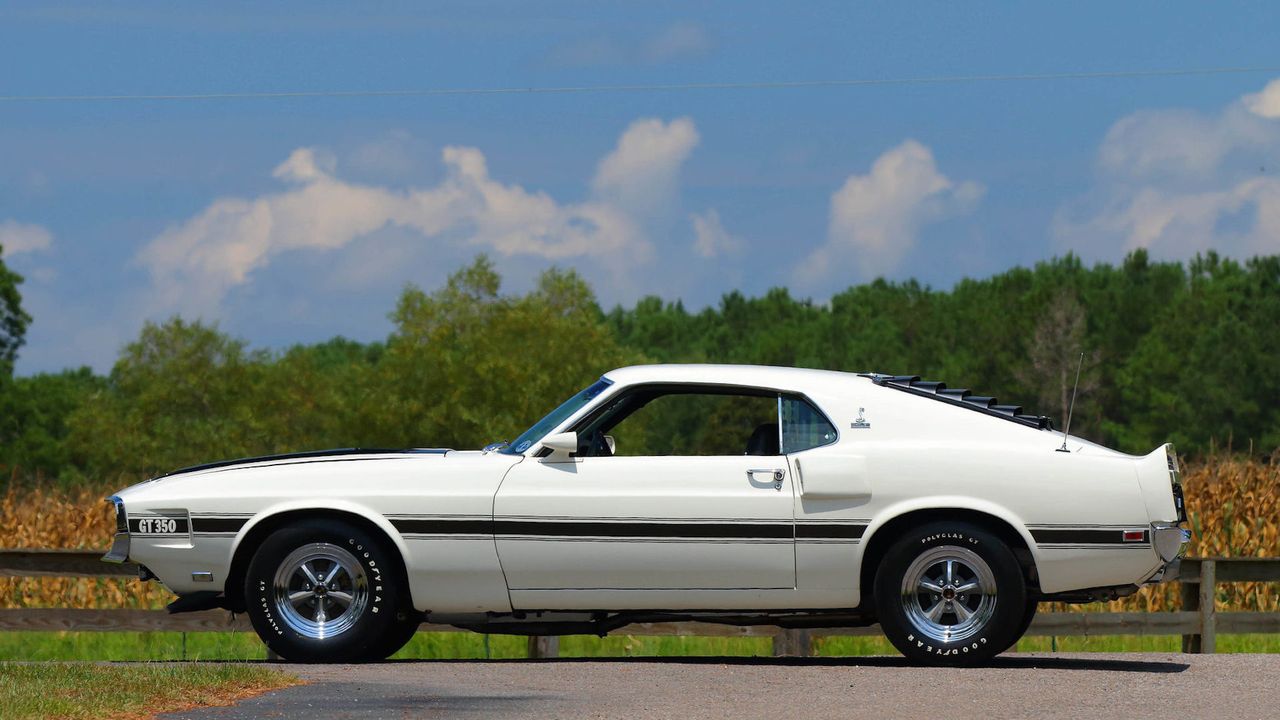 To jeden z 789 sztuk ostatniej serii Mustanga Shelby z nadwoziem pierwszej generacji już po ostatniej modernizacji przed pojawieniem się Mustanga Mk II. Firma Ford zdecydowała o zakończeniu współpracy z Shelby ze względu na zbliżający się kryzys naftowy, wysokie stawki ubezpieczeniowe dla tych pojazdów oraz... swoje własne, wyjątkowe odmiany jak Boss czy Mach 1.