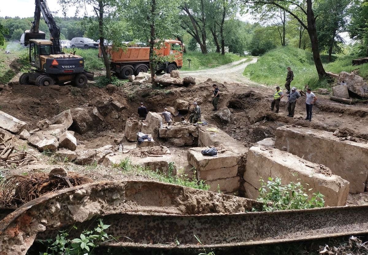 Krótkie wykopaliska, jakie archeolodzy prowadzili w Forcie Przy Krzyży w  miejscowości Ujkowice na Podkarpaciu, przyniosły ciekawe znaleziska