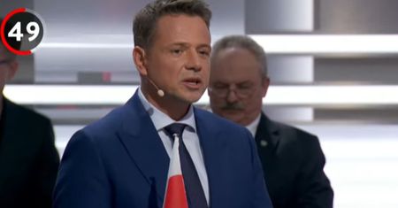Trzaskowski przyniósł rekwizyt. Uderzył w Nawrockiego