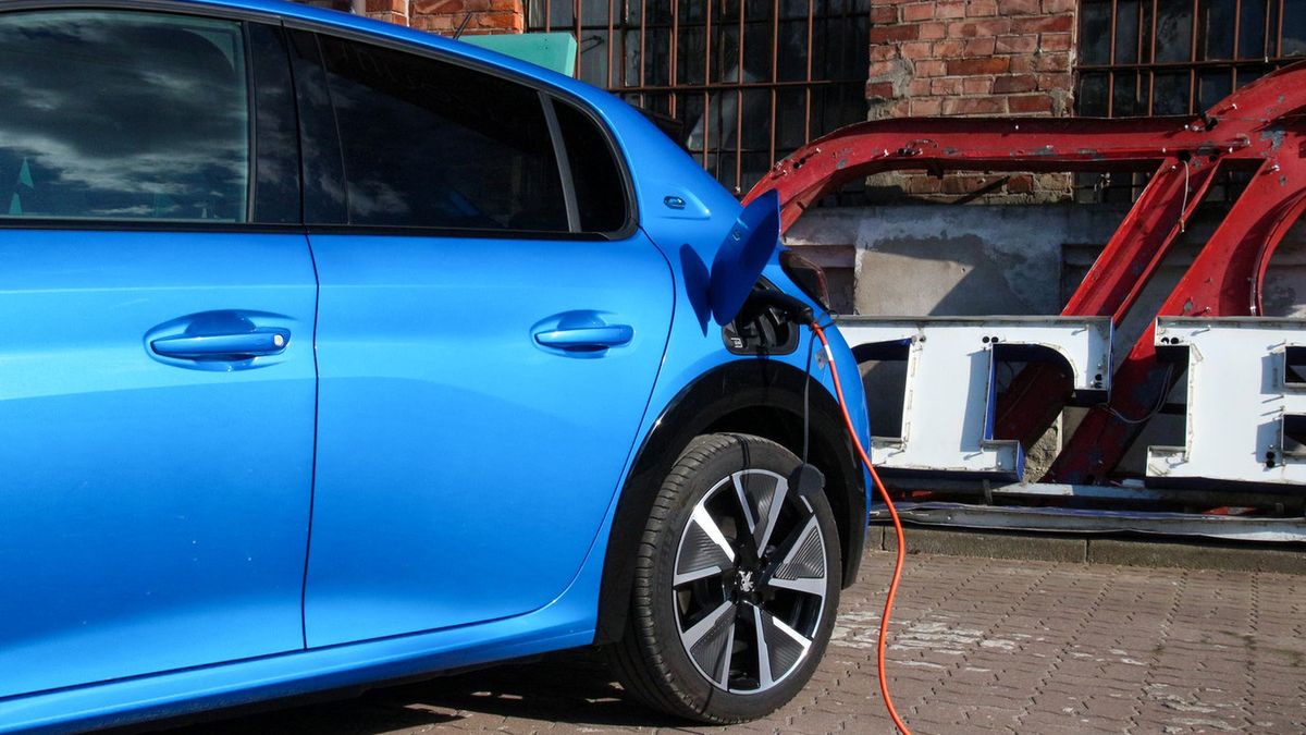 Samochód elektryczny, ładowanie, peugeot e-208