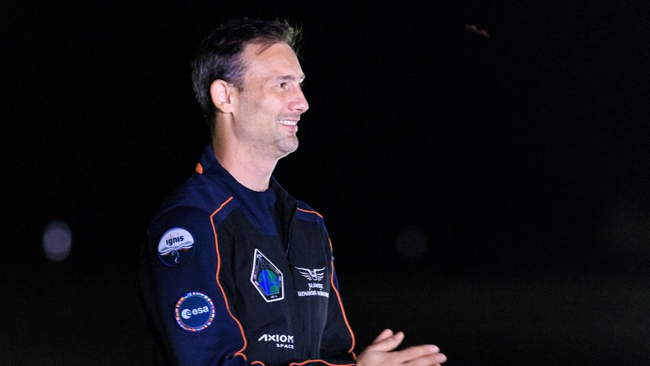 ESA (European Space Agency) project astronaut Slawosz Uznanski-Wisniewski of Poland, one of the four members of Axiom Mission 4, salutes his family members on the way to Launch Complex 39A as part of launch preparations at NASA's Kennedy Space Center in Titusville, Florida, USA, 24 June 2025. Axiom 4 will launch in a new SpaceX Dragon spacecraft aboard a Falcon 9 rocket, marking the fourth private astronaut mission to the International Space Station. ISRO (Indian Space Research Organisation) astronaut Shubhanshu Shukla, Peggy Whitson, former NASA astronaut and director of human spaceflight at Axiom Space, and Tibor Kapu of Hungary are the rest of the crew. EPA/CRISTOBAL HERRERA-ULASHKEVICH Dostawca: PAP/EPA.