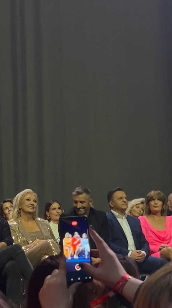 Maciej Dowbor stroi miny podczas przemówienia Elżbiety Romanowskiej