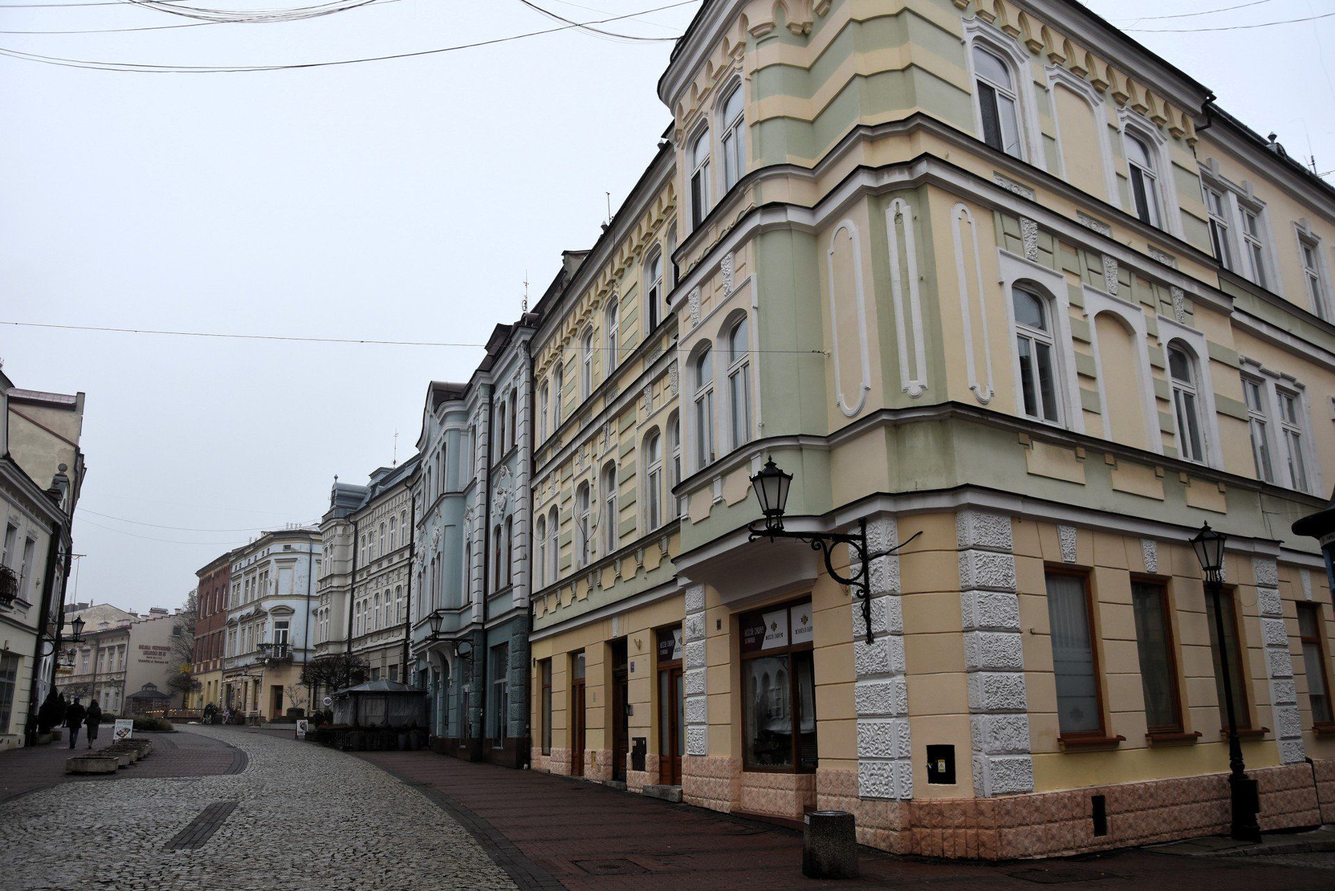 W Tarnowie przybywa kamienic z odnowionymi elewacjami, które udało się odrestaurować i tchnąć w nie nowe życie