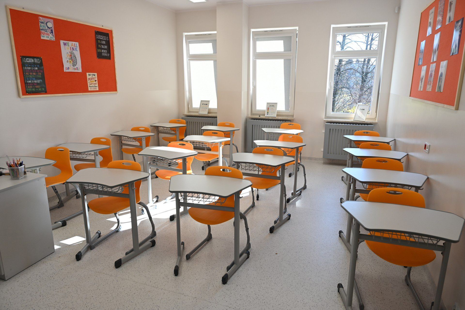 Szkoła Podstawowa numer 4 w Kielcach po remoncie - sale są kolorowe, uczniowie mają pojedyncze ławki.