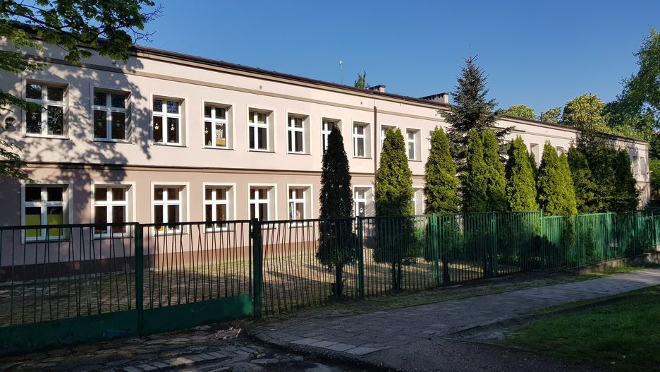 Kontakt z zarażonymi miało 14 uczniów bytomskiej placówki.