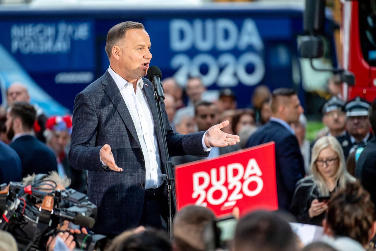 Wybory 2020. Andrzej Duda podpisuje "Kartę Rodziny"