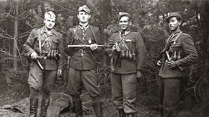 Żołnierze niepodległościowej partyzantki antykomunistycznej. Od lewej: Henryk Wybranowski „Tarzan”, Edward Taraszkiewicz „Żelazny”, Mieczysław Małecki „Sokół” i Stanisław Pakuła „Krzewina” (czerwiec 1947)
