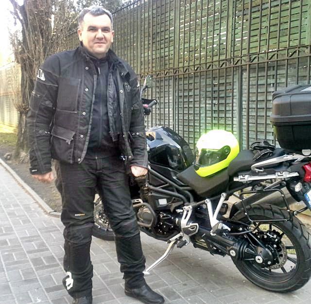 W dniu naszej rozmowy aura była bardzo korzystna. Paweł Płuska przyjechał więc motocyklem