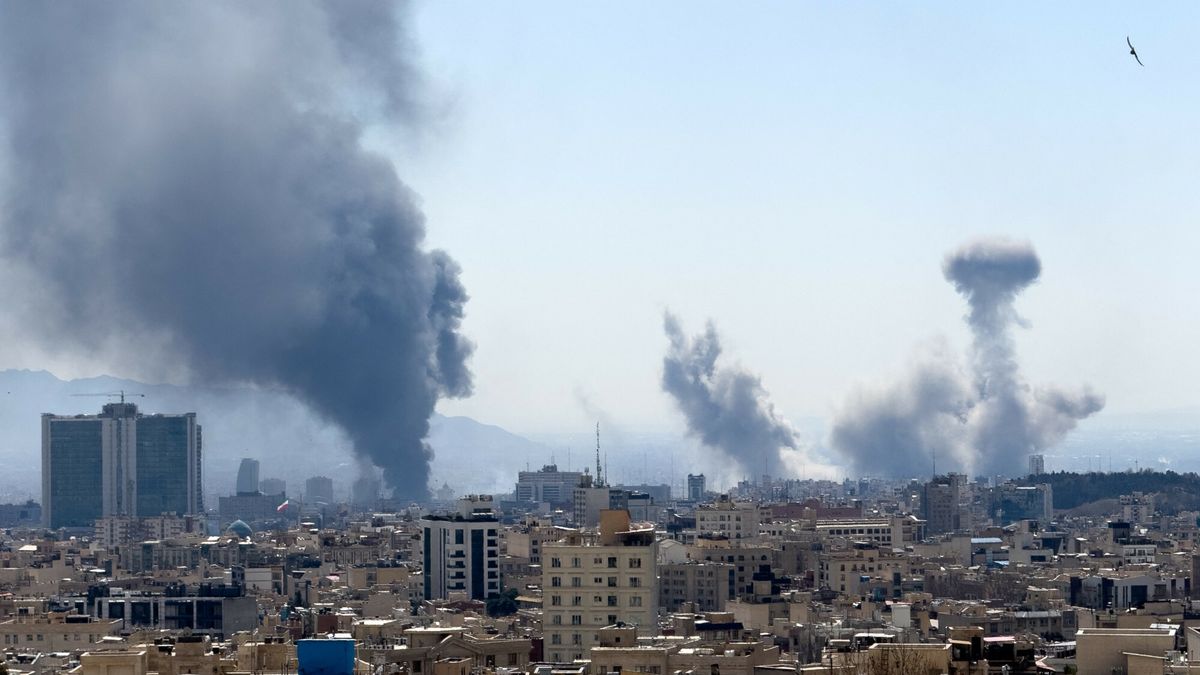 Izrael i USA zaatakowa?y Iran
Plumes of smoke rise following reported explosions in Tehran, Iran on March 1, 2026, after Iran?s supreme leader, Ayatollah Ali Khamenei, was killed a day earlier in a large U.S. and Israeli attack, prompting a new wave of retaliatory missile strikes from Iran. Photo by Mahsa/Middle East Images/ABACAPRESS.COM
Middle East Images/ABACA