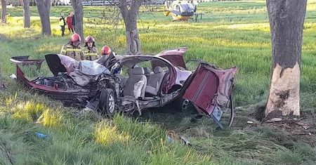 Śmiertelny wypadek. Seat uderzył w drzewo. Zginęła kobieta, dwie osoby są ranne