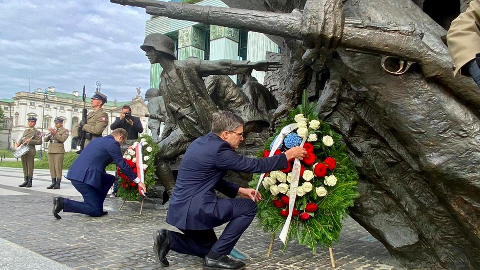 Warszawa. Derek Chollet, przedstawiciel amerykańskiej dyplomacji, doradca sekretarza stanu USA odwiedza Polskę w dniach 22 i 23 lipca. Wizytę rozpoczął złożeniem wieńców w hołdzie bohaterom Powstania Warszawskiego