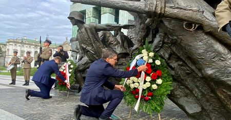 Warszawa. Wizyta przedstawiciela dyplomacji USA. Kwiaty w hołdzie powstańcom