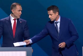 Trzaskowski wręczył kopertę. Ujawniono zawartość