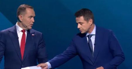 Trzaskowski wręczył kopertę. Ujawniono zawartość