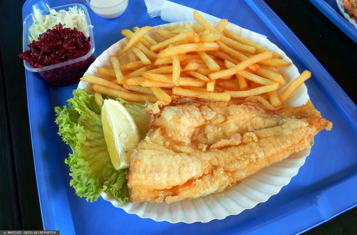 Obiad w nadmorskiej smażalni ryb musi kosztować. Na ogół raz w roku, podczas  letniego urlopu postanawiamy nie żałować na takie przyjemności