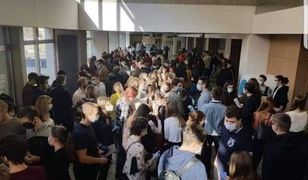Tłum czekający na kolokwium w Katowicach. Studenci wezwali policję