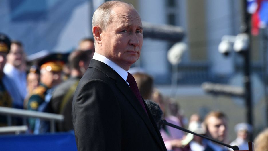 Prezydent Rosji Władimir Putin podczas parady z okazji Dnia Marynarki Wojennej w Sankt Petersburgu