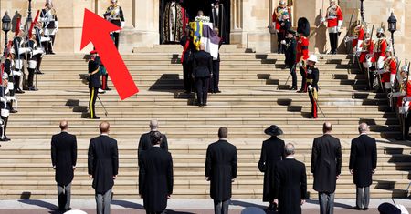 Fotograf schował się w sztucznym filarze podczas pogrzebu. Książę Filip wymyślił to za życia