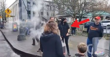 Wykorzystała dziecko na proteście antyszczepionkowców. Ostra reakcja środowiska