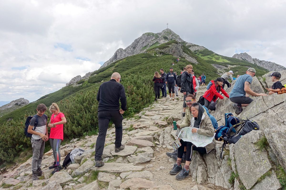 Turyści na szlaku na Giewont