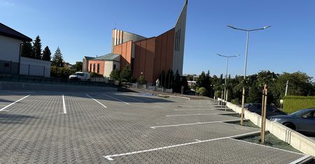 Nowy parking przy kościele św. Pawła Apostoła w Bochni. Wykonano go na działce zakupionej przez parafię