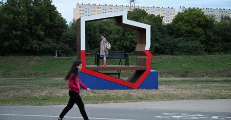 Tyle kosztowały patriotyczne ławki i kampania promocyjna. Dziennikarze odnaleźli trop