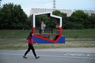 Tyle kosztowały patriotyczne ławki i kampania promocyjna. Dziennikarze odnaleźli trop