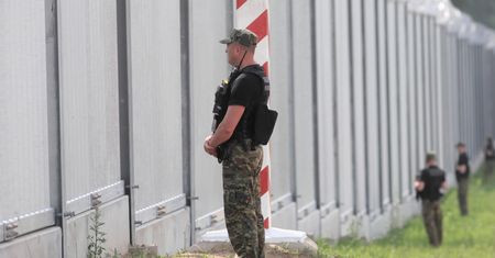 Białoruskie służby niszczą zaporę na granicy. Wciąż dowożą migrantów