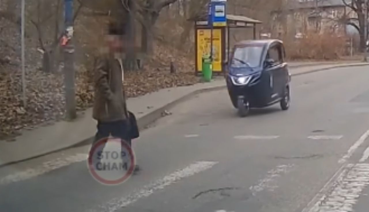 Spojrzał i ruszył na pasy. Senior nagrany. Szokująca sytuacja