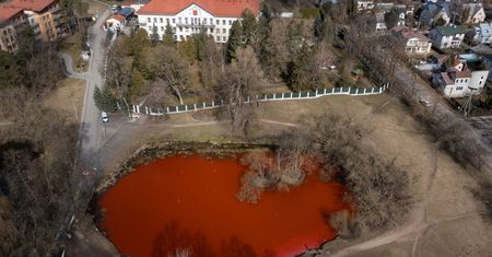 Oto rosyjska ambasada w Wilnie. Spójrzcie na staw. To nie przypadek
