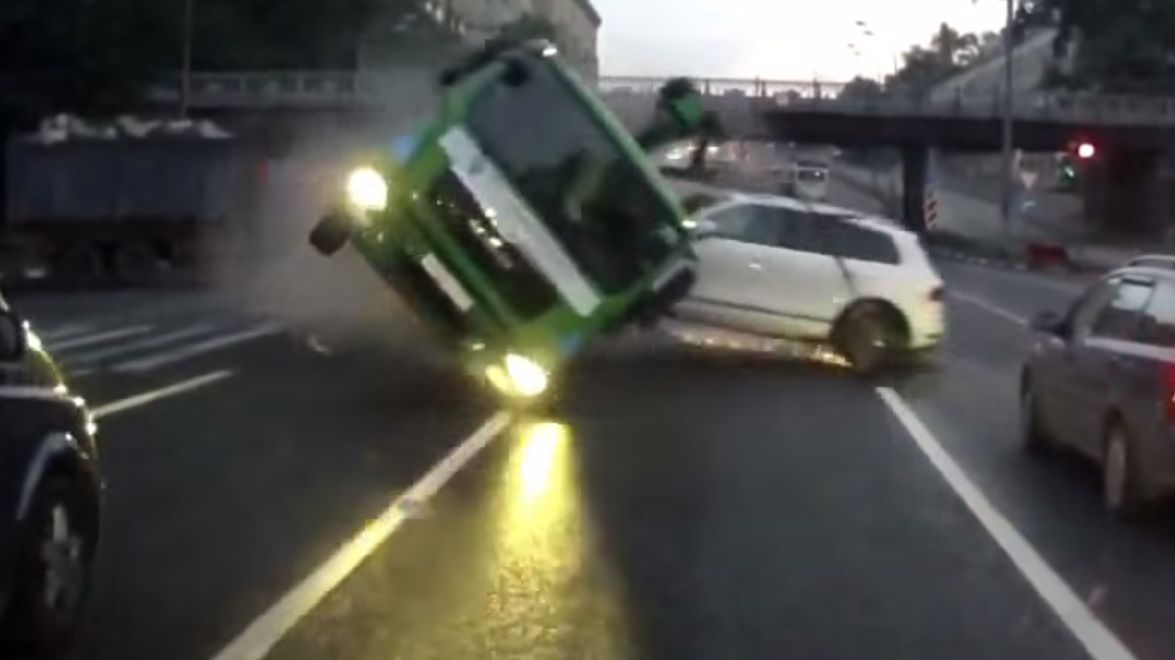 Kierowca lawety wjeżdża na czerwonym na spotkanie z betoniarką 1