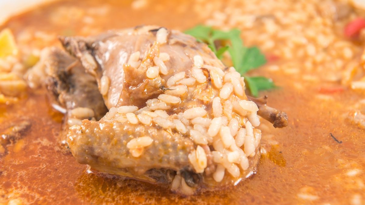 Zupa pomidorowa z delikatnym mięsem gołębia