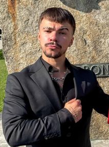 Dominik z Genzie pochwalił się zdaną magisterką. Na jaki temat napisał pracę?
