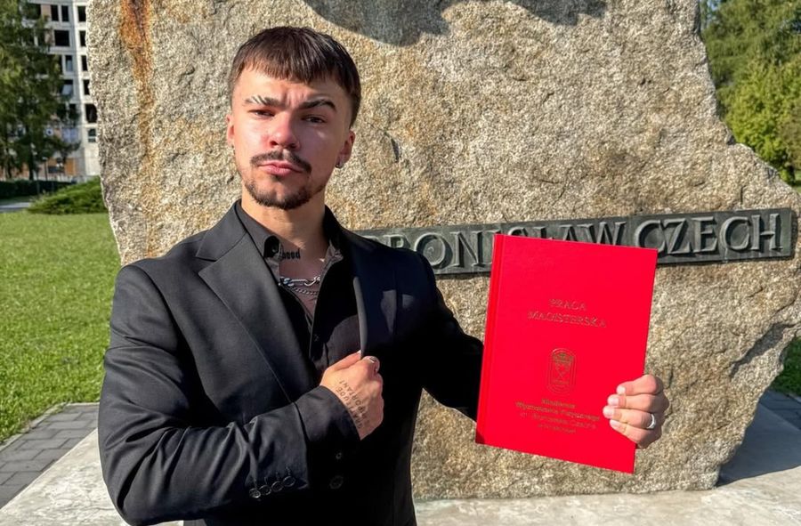 Dominik z Genzie pochwalił się zdaną magisterką. Na jaki temat n