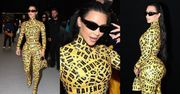 Kim Kardashian OBKLEJONA ŻÓŁTĄ TAŚMĄ podbija Tydzień Mody w Paryżu (ZDJĘCIA)