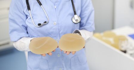 Wyjął pacjentce implanty piersi. Widok jest przerażający