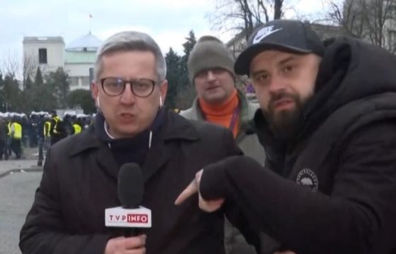 Były pracownik TVP Info znów na antenie. Przeszkadzał reporterom stacji