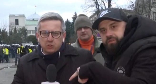 Były pracownik TVP Info znów na antenie. Przeszkadzał reporterom stacji