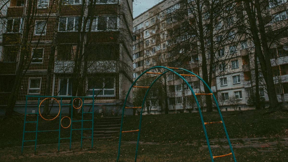 śmierć dziecka na klatce schodowej/ zdjęcie ilustracyjne